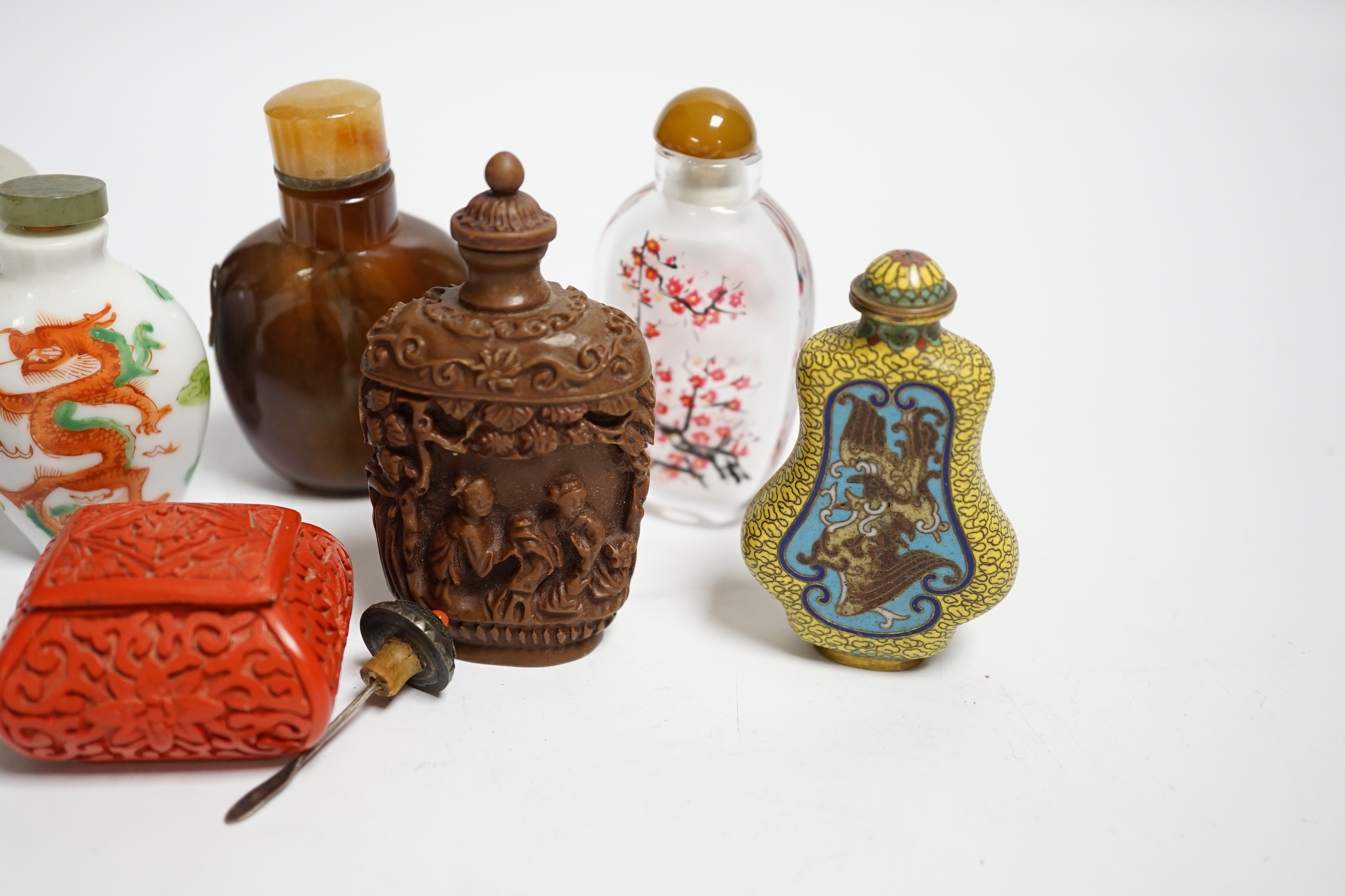 Seven various snuff bottles to include agate, glass, cloisonné and resin together with a lacquer snuff box (8)